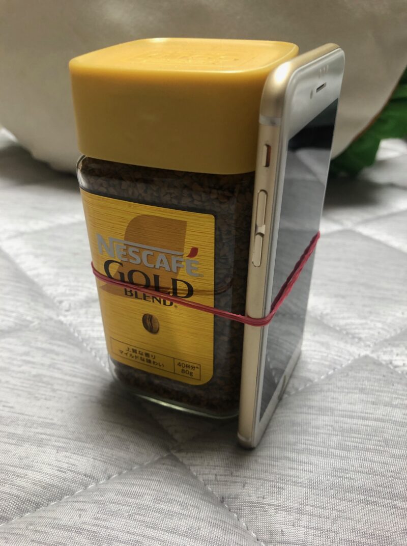 コーヒーボトルにiphoneを取り付け